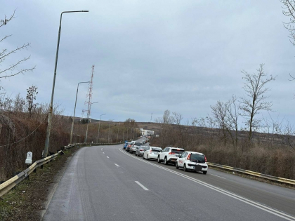 Atentie, calatori. S-au format ambuteiaje la iesirea din tara, la vama Leuseni-Albita - FOTO Atentie, calatori. S-au format ambuteiaje la iesirea din tara, la vama Leuseni-Albita - FOTO