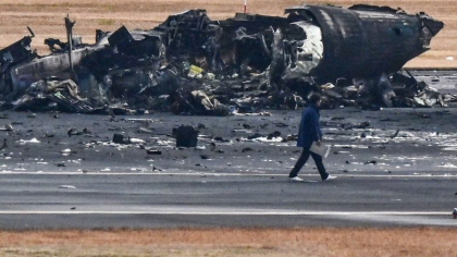 Imagini de pe aeroportul din Tokyo, cu epava innegrita a avionului distrus ieri de flacari. Pasagerii au povestit cum s-au salvat - GALERIE FOTO Imagini de pe aeroportul din Tokyo, cu epava innegrita a avionului distrus ieri de flacari. Pasagerii au povestit cum s-au salvat - GALERIE FOTO
