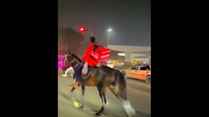 Un curier indian s-a saturat sa stea la coada la benzina si a livrat mancare calare pe cal - VIDEO