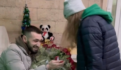 Doctorita eliberata de rusi dupa aproape doi ani de prizonierat a primit un inel de la cel care i-a fost alaturi in asediul de la Mariupol - VIDEO
