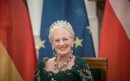 Gestul facut de regina Margareta a II-a Danemarcei inainte de a abdica. Este o traditie din timpul domniei ei Gestul facut de regina Margareta a II-a Danemarcei inainte de a abdica. Este o traditie din timpul domniei ei