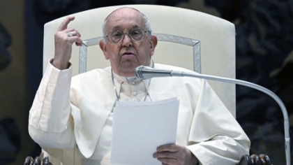 Cum raspunde Papa Francisc la criticile despre binecuvantarile pentru cuplurile de acelasi sex