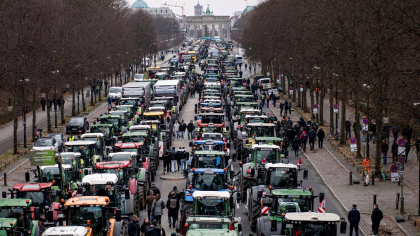 Fermierii blocheaza Germania. Val de proteste in toata tara: Se alatura muncitorii din domeniul feroviar, soferii de camioane si lucratorii din HoReCa Fermierii blocheaza Germania. Val de proteste in toata tara: Se alatura muncitorii din domeniul feroviar, soferii de camioane si lucratorii din HoReCa