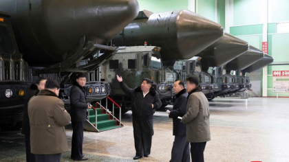 Kim Jong Un cere cresterea productiei de lansatoare de rachete. Spune ca se pregateste pentru o „confruntare militara”