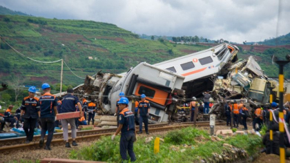 Doua trenuri cu aproape 480 de pasageri s-au lovit in Indonezia. Sunt morti si raniti - FOTO Doua trenuri cu aproape 480 de pasageri s-au lovit in Indonezia. Sunt morti si raniti - FOTO