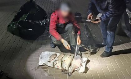 La pescuit cu ustensile interzise prin lege. Trei adulti si un copil - amendati - FOTO