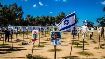 „E ca si cum timpul s-ar fi oprit”. Rudele israelienilor rapiti sau ucisi la festivalul Nova au revenit la locul masacrului la trei luni de la atacul Hamas - VIDEO