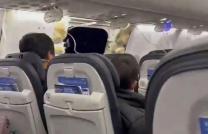 Un avion Boeing 737 MAX 9 a pierdut o bucata de fuzelaj in timpul zborului