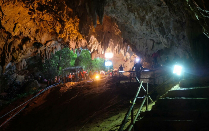 Cinci persoane au ramas blocate intr-o pestera din Slovenia in urma ploilor torentiale Cinci persoane au ramas blocate intr-o pestera din Slovenia in urma ploilor torentiale
