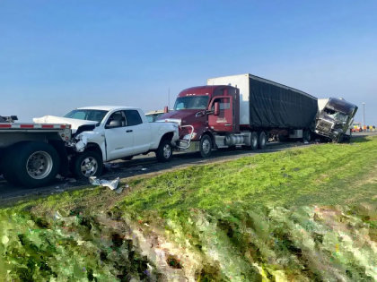 Haos dezlantuit pe o sosea din SUA. Doi morti si 9 raniti, dupa ce 35 de vehicule s-au facut praf intre ele. Masini rasturnate, zeci de camioane distruse - FOTO Haos dezlantuit pe o sosea din SUA. Doi morti si 9 raniti, dupa ce 35 de vehicule s-au facut praf intre ele. Masini rasturnate, zeci de camioane distruse - FOTO