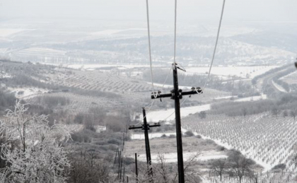 Vantul si ninsoarea au produs deconectari in retelele electrice. 57 de localitati din 7 raioane, ramase fara lumina