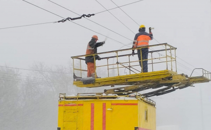 In atentia calatorilor. Ninsoarea a dat peste cap circulatia troleibuzelor: unele intarzie, altele au traseu modificat - FOTO