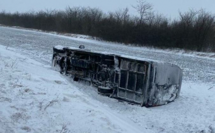 MAEIE vine cu detalii despre accidentul in care un microbuz de pe ruta Chisinau-Bucuresti cu 17 pasageri s-a rasturnat, la Galati: soferul, dar si un pasager, transportati la spital MAEIE vine cu detalii despre accidentul in care un microbuz de pe ruta Chisinau-Bucuresti cu 17 pasageri s-a rasturnat, la Galati: soferul, dar si un pasager, transportati la spital
