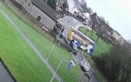 Momentul in care un autobuz scolar derapeaza din cauza ghetii si loveste mai multe masini parcate, in Scotia Momentul in care un autobuz scolar derapeaza din cauza ghetii si loveste mai multe masini parcate, in Scotia