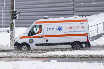 Vaslui: O femeie care a cerut ajutor a nascut pana la urma acasa, iar bebelusul a fost dus jumatate de kilometru in brate prin nameti. Mama si nou-nascutul au ajuns la spital cu ambulante diferite Vaslui: O femeie care a cerut ajutor a nascut pana la urma acasa, iar bebelusul a fost dus jumatate de kilometru in brate prin nameti. Mama si nou-nascutul au ajuns la spital cu ambulante diferite