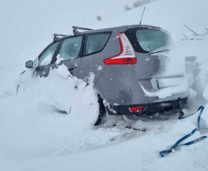 Patru moldoveni, printre care doi copii au ramas blocati in automobilul inzapezit, la Galati Patru moldoveni, printre care doi copii au ramas blocati in automobilul inzapezit, la Galati