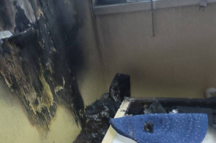 A lasat o lumanare aprinsa langa icoana si a provocat un incendiu. Ce a facut femeia cand s-a vazut inconjurata de flacari - FOTO A lasat o lumanare aprinsa langa icoana si a provocat un incendiu. Ce a facut femeia cand s-a vazut inconjurata de flacari - FOTO