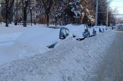 „Surpriza” matinala pentru mai multi soferi din capitala. Si-au gasit masinile blocate complet in zapada - GALERIE FOTO