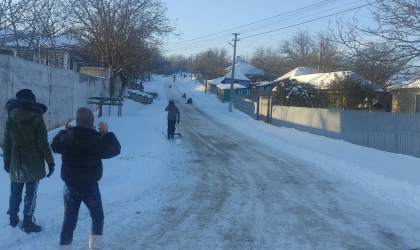 Ingeniozitatea unui primar din Moldova: A organizat concursul „Cea mai alunecoasa sanie”. Ce recompensa a oferit - FOTO Ingeniozitatea unui primar din Moldova: A organizat concursul „Cea mai alunecoasa sanie”. Ce recompensa a oferit - FOTO