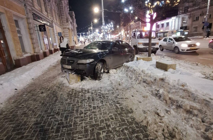 Accident in fata primariei capitalei. Un sofer a intrat cu masina pe trotuar, a doborat un copac si s-a oprit intr-un ghiveci pentru flori. Imagini de la locul impactului - FOTO/VIDEO Accident in fata primariei capitalei. Un sofer a intrat cu masina pe trotuar, a doborat un copac si s-a oprit intr-un ghiveci pentru flori. Imagini de la locul impactului - FOTO/VIDEO