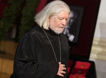 Cunoscut preot rus, raspopit pentru ca nu a vrut sa spuna rugaciunea facuta obligatorie de Patriarhul Kirill. Cine este Alexei Uminsky, cel care a condus funeraliile lui Gorbaciov
