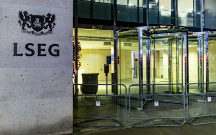 Activisti pro-palestinieni, arestati la Londra. Voiau sa blocheze accesul in cladirea Bursei de Valori si sa provoace pagube Activisti pro-palestinieni, arestati la Londra. Voiau sa blocheze accesul in cladirea Bursei de Valori si sa provoace pagube