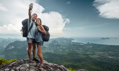 Selfie-urile, mai periculoase decat rechinii. Unele tari au luat masuri pentru a-i salva pe turistii care isi risca viata pentru poze Selfie-urile, mai periculoase decat rechinii. Unele tari au luat masuri pentru a-i salva pe turistii care isi risca viata pentru poze