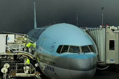 Nou accident pe un aeroport din Japonia: Un avion al Korean Air a intrat intr-o aeronava Cathay Pacific Airways - VIDEO Nou accident pe un aeroport din Japonia: Un avion al Korean Air a intrat intr-o aeronava Cathay Pacific Airways - VIDEO