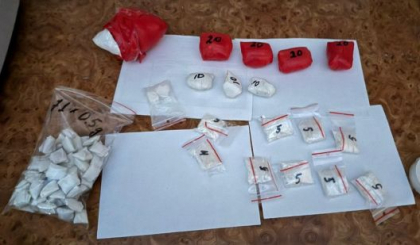 Cocaina in valoare de peste un milion de lei. Un barbat, prins in flagrant in timp ce ascundea droguri, in capitala. Faptasul, retinut pentru 72 de ore - VIDEO