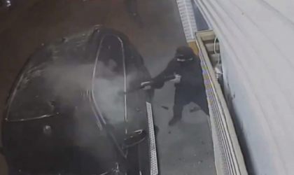 Executie in stil mafiot la Atena. Momentul in care seful unei grupari interlope este ucis cu 90 de gloante de Kalasnikov - VIDEO