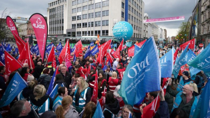 Cea mai mare greva care a avut loc vreodata in Irlanda de Nord. In jur de 200.000 de angajati refuza sa mai lucreze Cea mai mare greva care a avut loc vreodata in Irlanda de Nord. In jur de 200.000 de angajati refuza sa mai lucreze