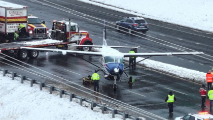 Un avion a aterizat pe o autostrada. Pilotul a fost laudat de autoritati Un avion a aterizat pe o autostrada. Pilotul a fost laudat de autoritati