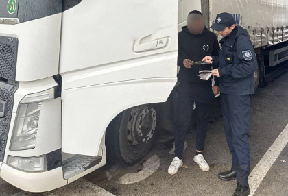 350 de euro - pentru un document. Doi moldoveni, prinsi cu acte false la frontiera din Cahul 350 de euro - pentru un document. Doi moldoveni, prinsi cu acte false la frontiera din Cahul
