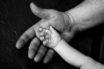 Un baietel de doi ani a murit de foame langa cadavrul tatalui sau. „Circumstantele sunt pur si simplu socante” Un baietel de doi ani a murit de foame langa cadavrul tatalui sau. „Circumstantele sunt pur si simplu socante”