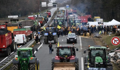 O femeie a murit la protestul fermierilor din Franta, dupa ce o masina a intrat in barajul protestatarilor O femeie a murit la protestul fermierilor din Franta, dupa ce o masina a intrat in barajul protestatarilor