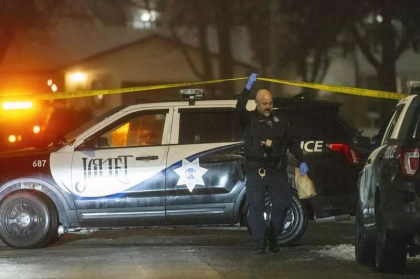 SUA: Sapte persoane impuscate mortal, un tanar cautat in apropiere de Chicago