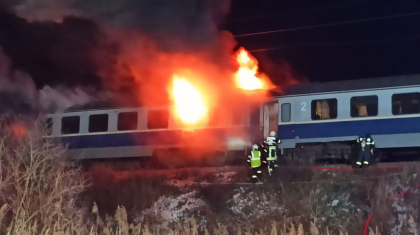 A luat foc un tren de calatori din Romania. 33 de persoane, evacuate - FOTO/VIDEO A luat foc un tren de calatori din Romania. 33 de persoane, evacuate - FOTO/VIDEO