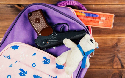 Panica intr-o scoala din SUA. O fetita de 10 ani a amenintat ca va aduce o arma la scoala si isi va omori colegii Panica intr-o scoala din SUA. O fetita de 10 ani a amenintat ca va aduce o arma la scoala si isi va omori colegii