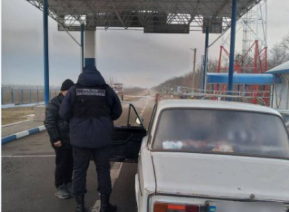 Ajuta barbatii ucraineni sa iasa din tara ilegal contra unor sume de bani. Un moldovean, dat in cautare nationala - retinut la frontiera Ceadir-Lunga Ajuta barbatii ucraineni sa iasa din tara ilegal contra unor sume de bani. Un moldovean, dat in cautare nationala - retinut la frontiera Ceadir-Lunga