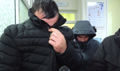 „O sa-ti sara obiectivul!”. Cei sase politisti din nordul tarii, retinuti pentru luare de mita, s-au ascuns de jurnalisti - VIDEO
