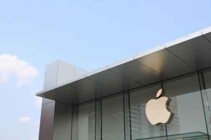 Apple va permite utilizatorilor din UE sa descarce aplicatii si din afara magazinului App Store
