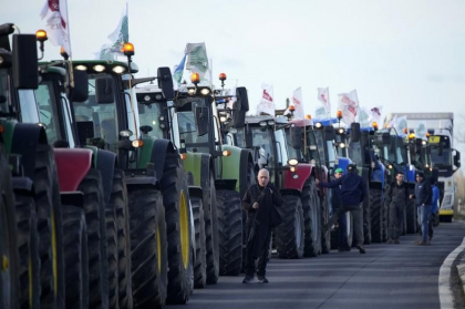 Agricultorii francezi blocheaza traficul in jurul Parisului pentru a protesta fata de preturile scazute la alimente - VIDEO