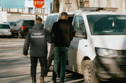 Perchezitii la domiciliul unui moldovean, dupa ce ar fi organizat migratie ilegala. Barbatul, retinut pentru 72 de ore Perchezitii la domiciliul unui moldovean, dupa ce ar fi organizat migratie ilegala. Barbatul, retinut pentru 72 de ore