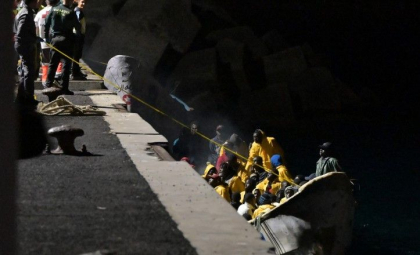 Serviciul spaniol de urgenta a descoperit trei migranti morti intr-o barca, la sosirea acesteia in Insulele Canare Serviciul spaniol de urgenta a descoperit trei migranti morti intr-o barca, la sosirea acesteia in Insulele Canare