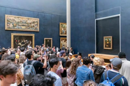 Doua activiste au aruncat cu supa pe tabloul „Mona Lisa” din Luvru - VIDEO Doua activiste au aruncat cu supa pe tabloul „Mona Lisa” din Luvru - VIDEO