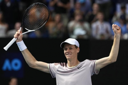 Jannik Sinner, campion la Australian Open - Revenire de senzatie dupa ce a fost condus cu 2-0 la seturi de Daniil Medvedev - VIDEO Jannik Sinner, campion la Australian Open - Revenire de senzatie dupa ce a fost condus cu 2-0 la seturi de Daniil Medvedev - VIDEO