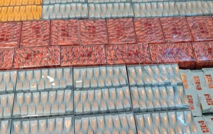 Unde au incaput? Produse nedeclarate, gasite in bagajul unei chinez care a aterizat pe Aeroportul din Chisinau - FOTO Unde au incaput? Produse nedeclarate, gasite in bagajul unei chinez care a aterizat pe Aeroportul din Chisinau - FOTO