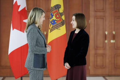 Sefa statului a discutat cu ministrul de Externe al Canadei, aflat in vizita la Chisinau. Ce subiecte au fost abordate si ce i-a spus Maia Sandu oficialului canadian - FOTO Sefa statului a discutat cu ministrul de Externe al Canadei, aflat in vizita la Chisinau. Ce subiecte au fost abordate si ce i-a spus Maia Sandu oficialului canadian - FOTO