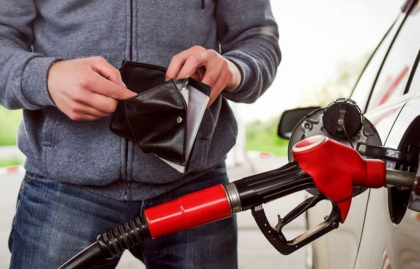 Benzina ajunge sa coste aproape 24 de lei pentru un litru. ANRE anunta scumpiri la carburanti - FOTO