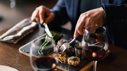 Un barbat a mancat fara sa plateasca de 127 de ori in restaurantele dintr-un oras olandez prefacandu-se ca se simte rau Un barbat a mancat fara sa plateasca de 127 de ori in restaurantele dintr-un oras olandez prefacandu-se ca se simte rau